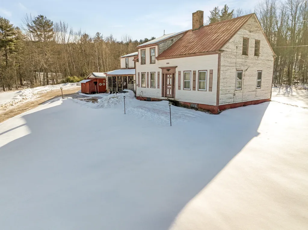 19 Knox Road Peru ME 04290