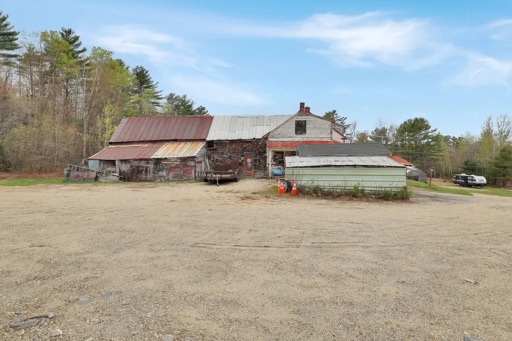 19 Knox Road Peru ME 04290