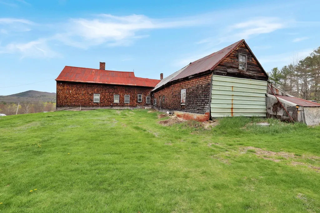 19 Knox Road Peru ME 04290