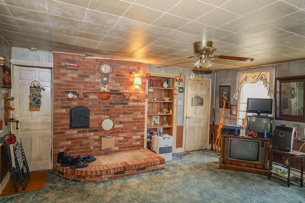 19 Knox Road Peru ME 04290