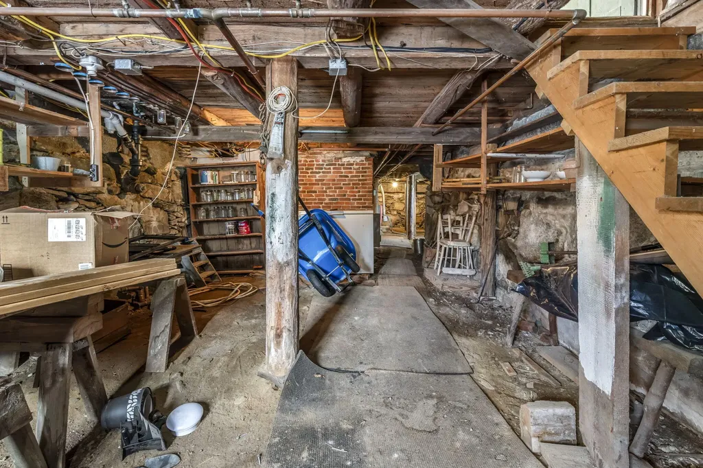 925 Main Road Holden ME 04429
