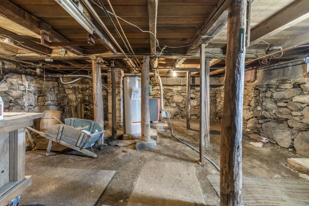 925 Main Road Holden ME 04429