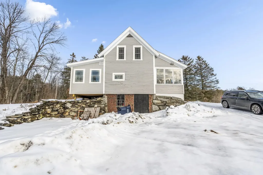 925 Main Road Holden ME 04429
