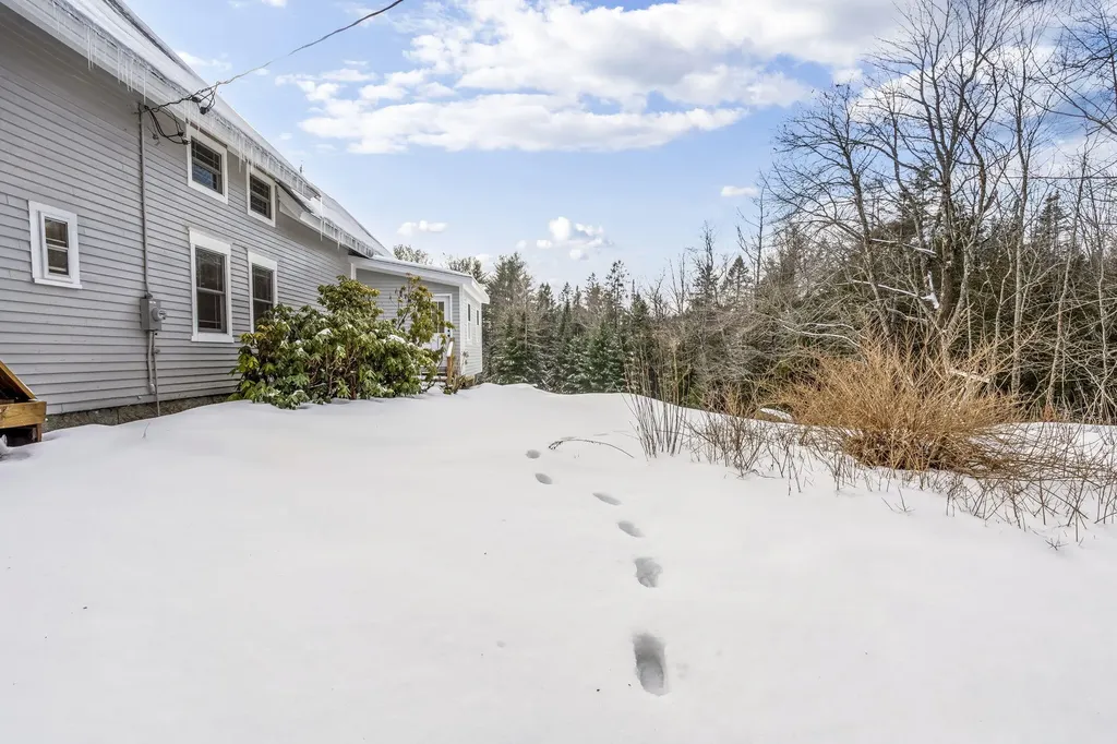 925 Main Road Holden ME 04429
