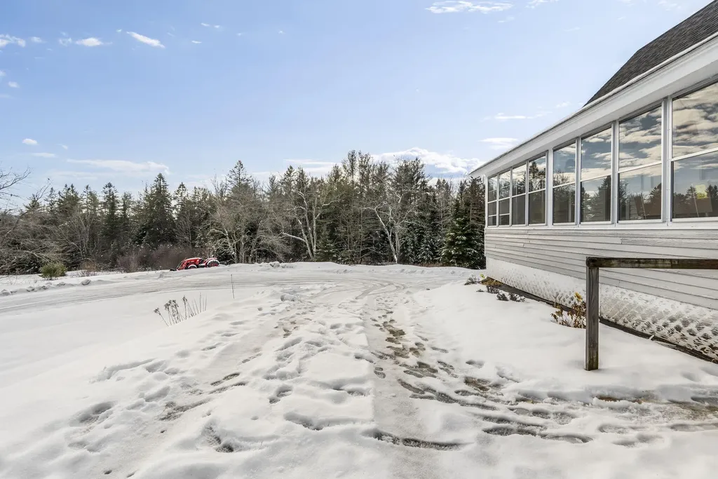 925 Main Road Holden ME 04429