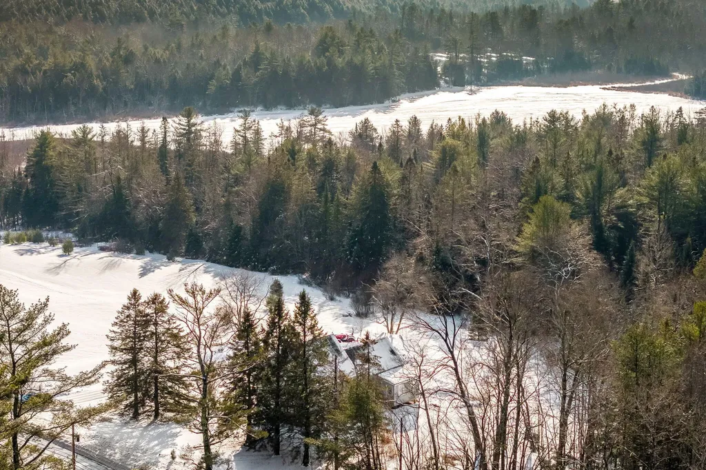 925 Main Road Holden ME 04429
