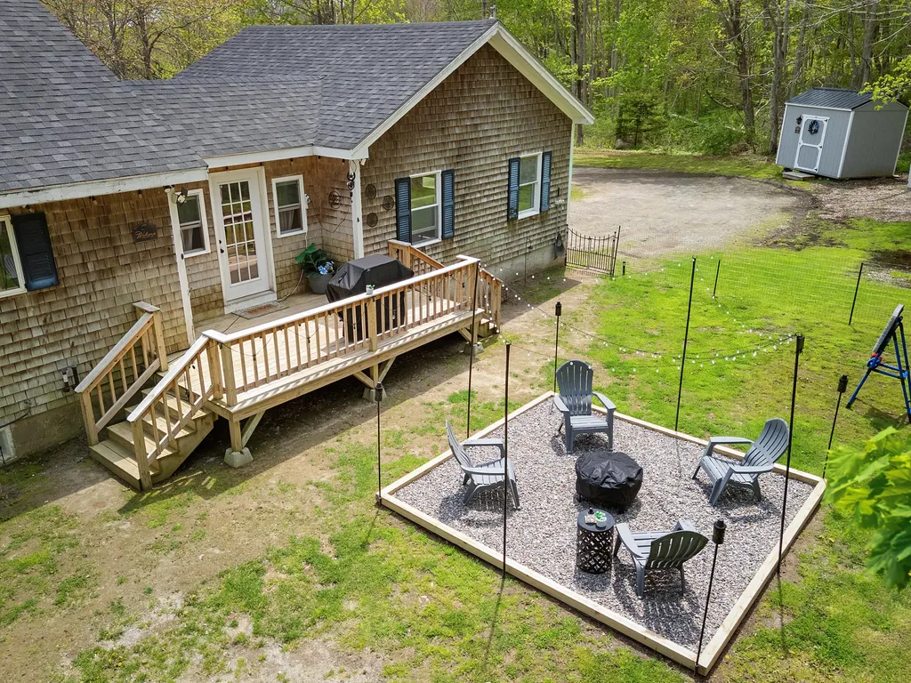 18 Trunnel Lane Friendship ME 04547