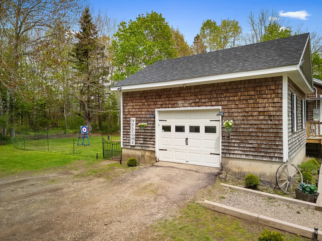 18 Trunnel Lane Friendship ME 04547