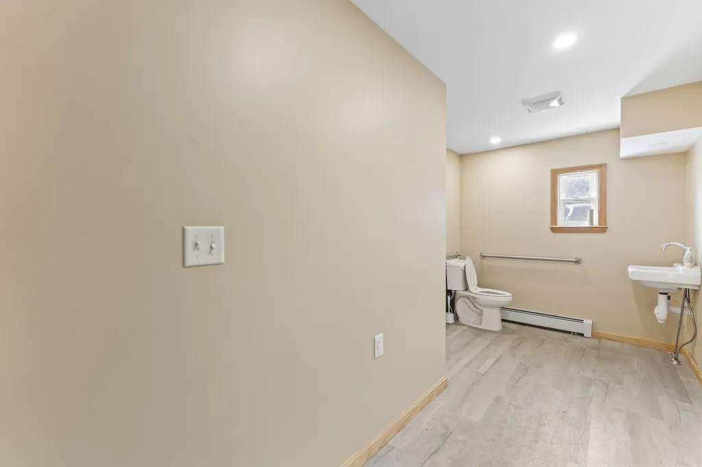 823 Washington Street N Auburn ME 04210
