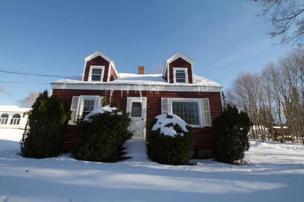 103 Pleasant Street Dexter ME 04930