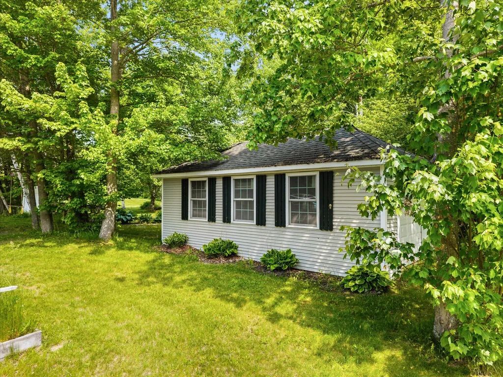 2 Hope's Place Bradley ME 04411