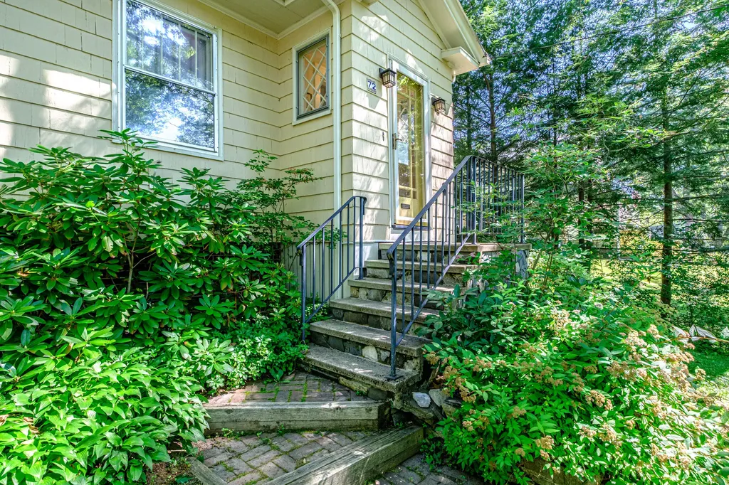 72 Stonybrook Road Cape Elizabeth ME 04107
