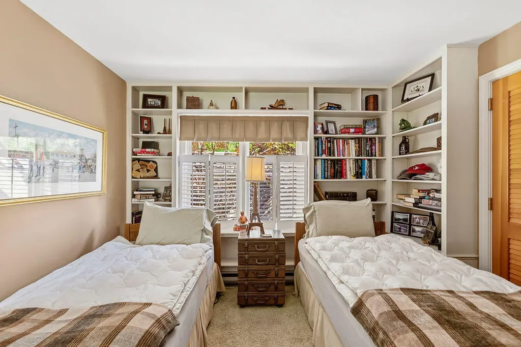 23 Elizabethan Drive Kennebunkport ME 04046