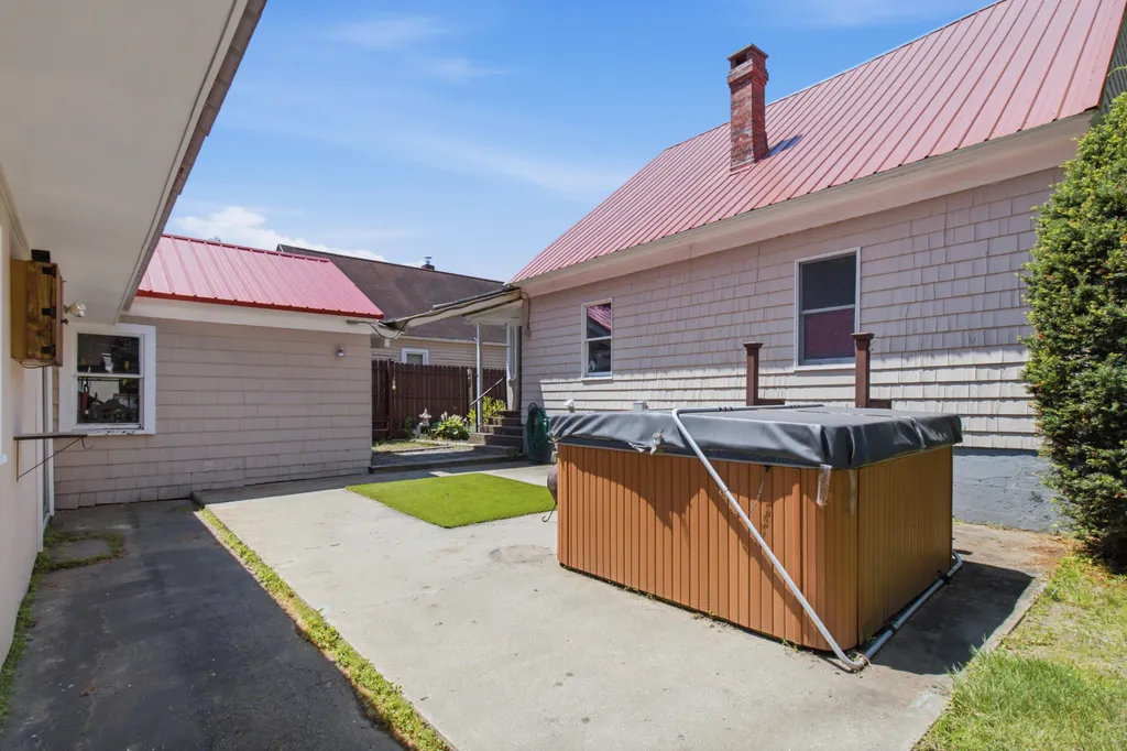 25 Roger Street Lewiston ME 04240