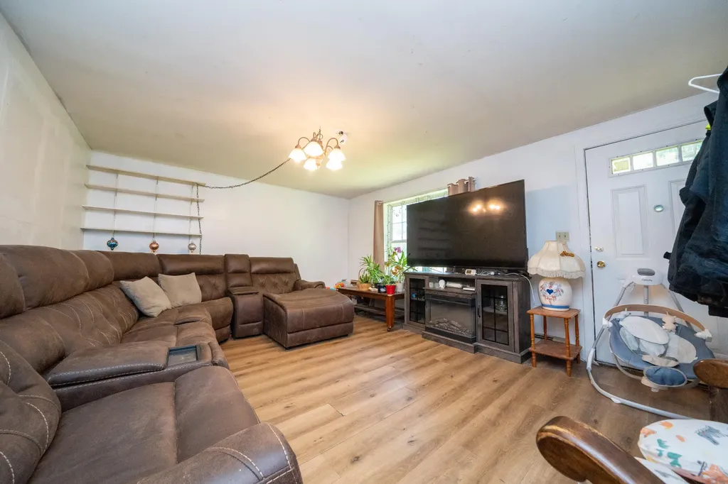 642 Stream Road Winterport ME 04496