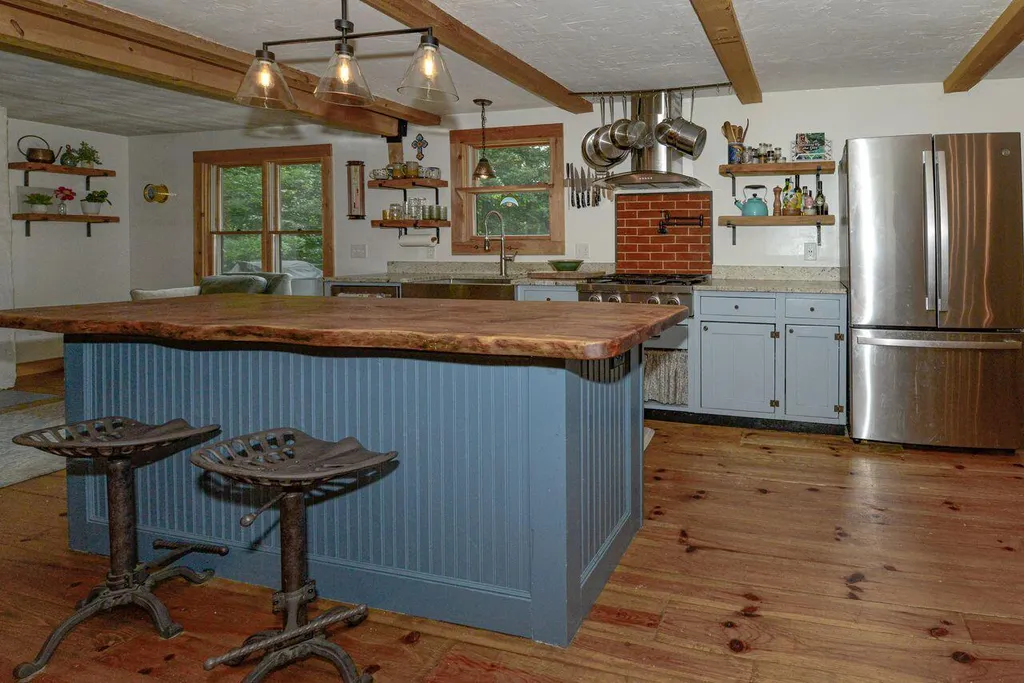 25 Chapman Road Harrison ME 04040