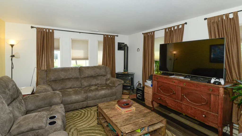 69 Skeetfield Road Oxford ME 04270