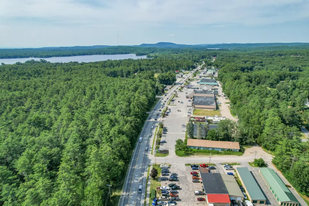 1223 Roosevelt Trail Raymond ME 04071