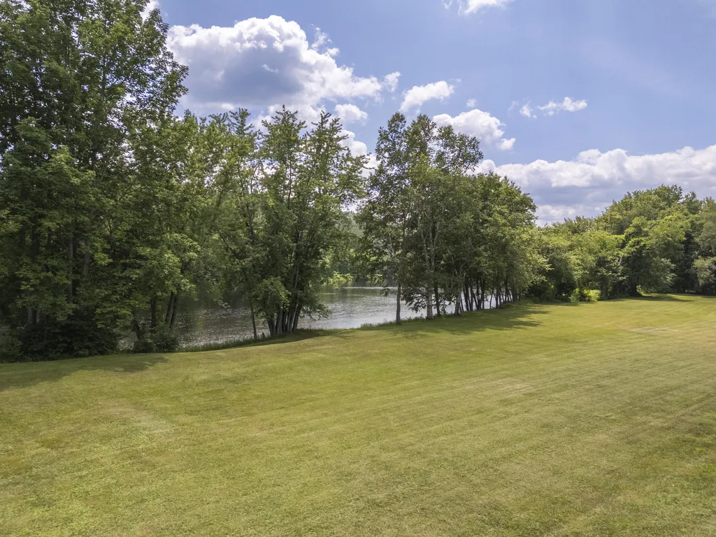 1373 U.s. 2 Rumford ME 04276