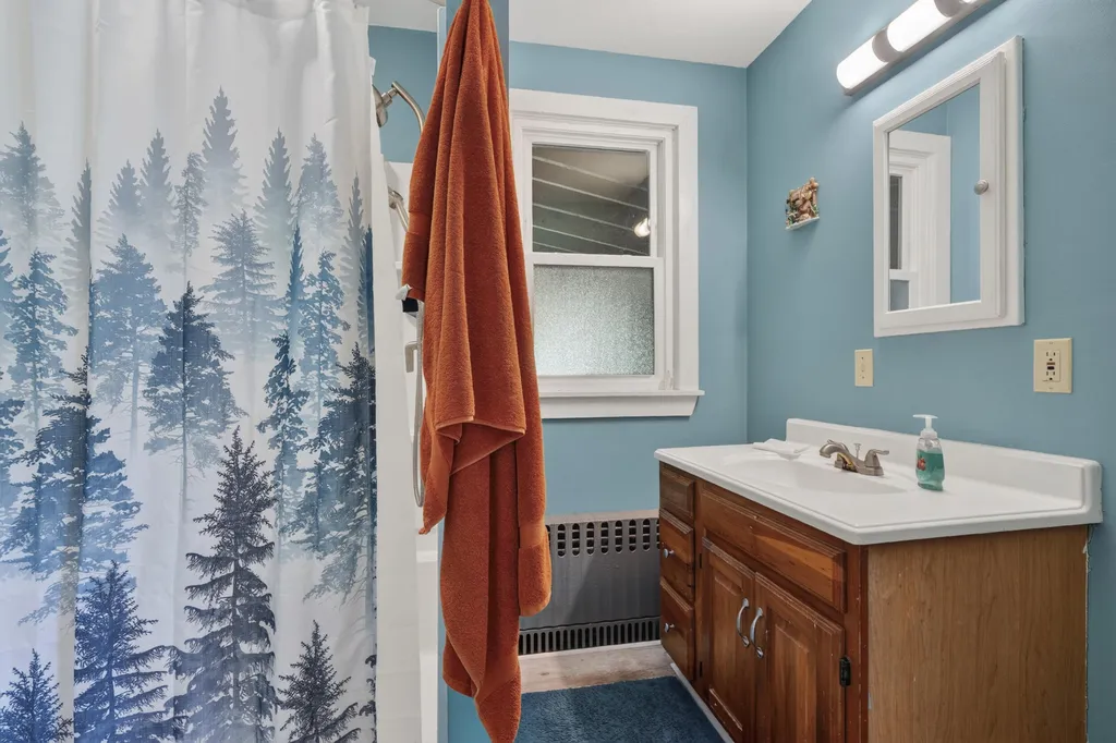 1373 U.s. 2 Rumford ME 04276