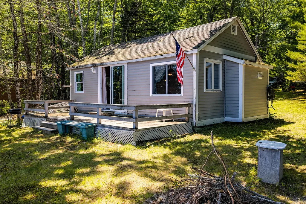 35 5th Avenue Lincolnville ME 04849