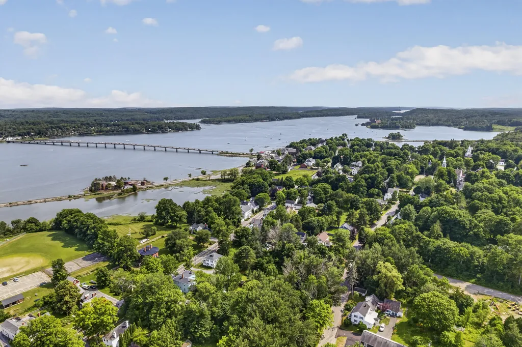 54 Federal Street Wiscasset ME 04578