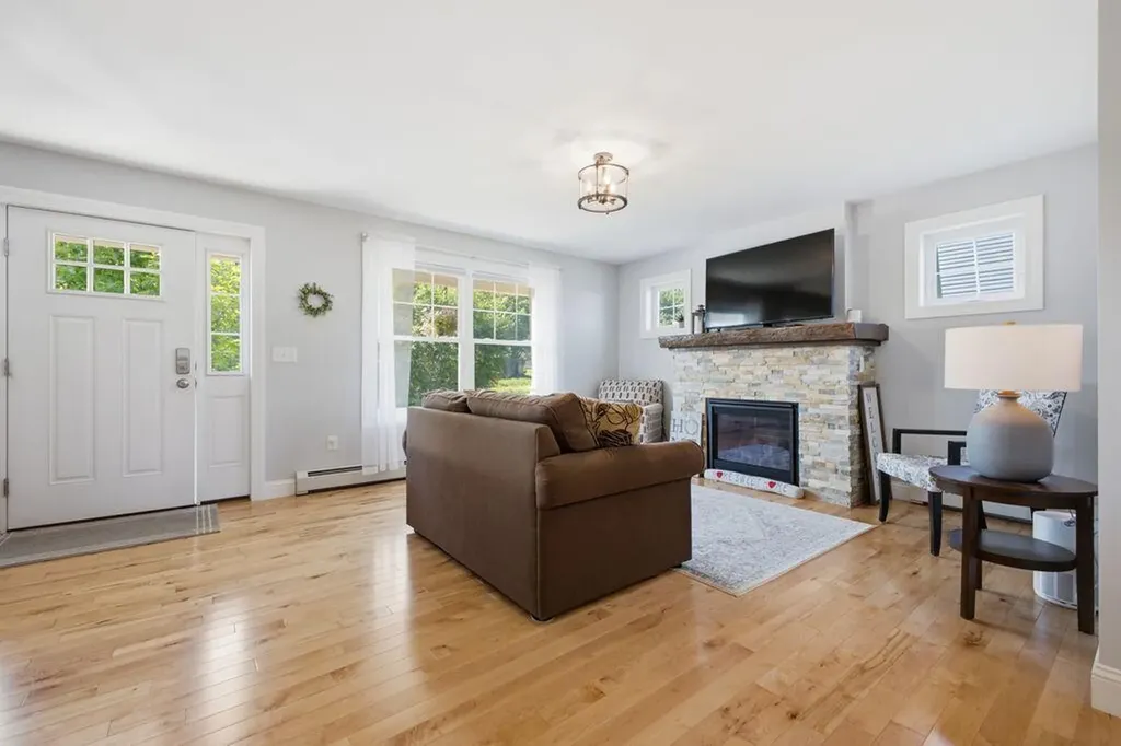 16 Cumberland Lane Gorham ME 04038