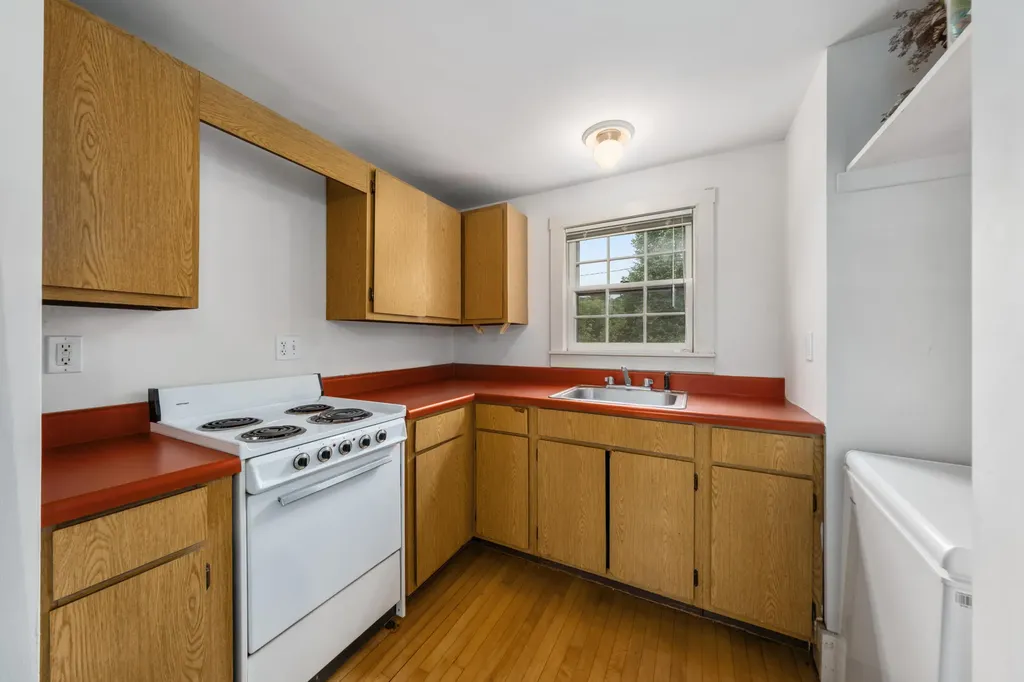 28 Pleasant Street Waldoboro ME 04572