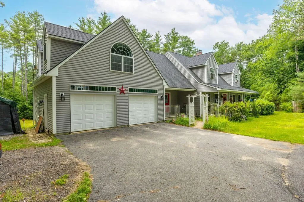 22 Davis Road Buxton ME 04093