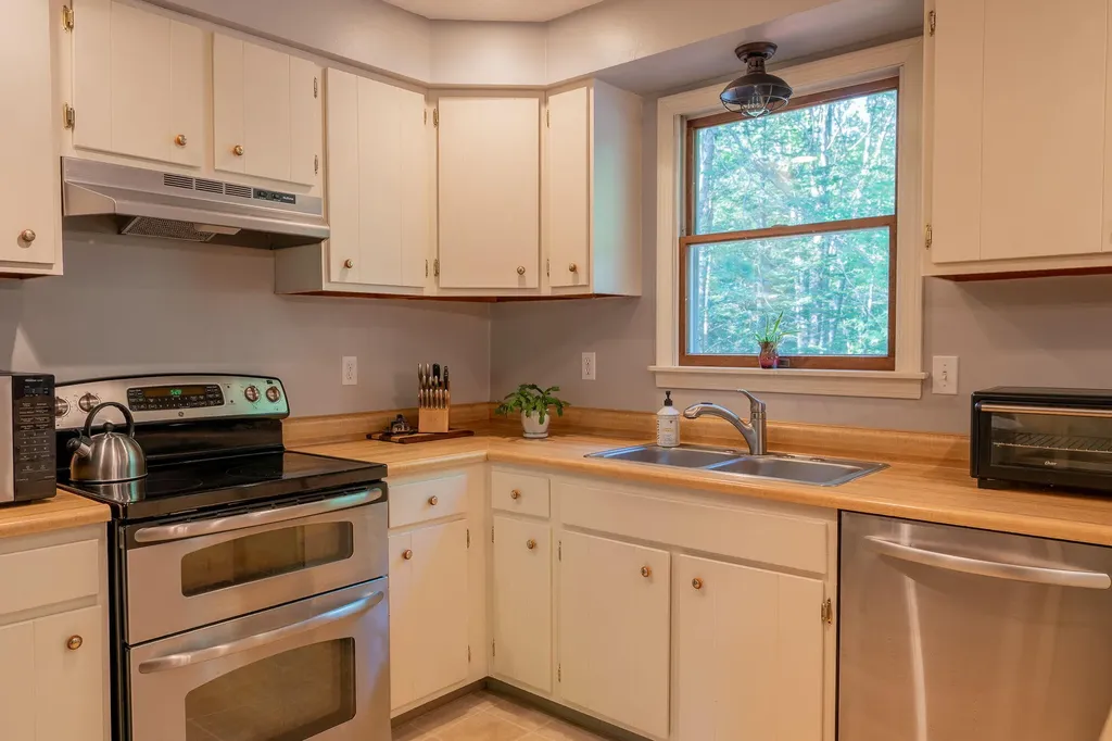 28 Eider Lane Topsham ME 04086