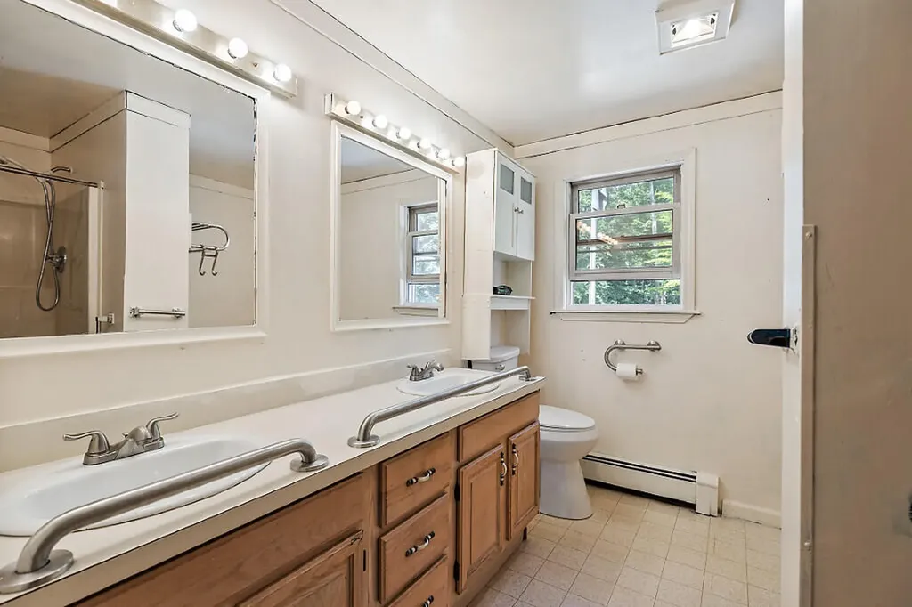 10 Fuller Street Richmond ME 04357