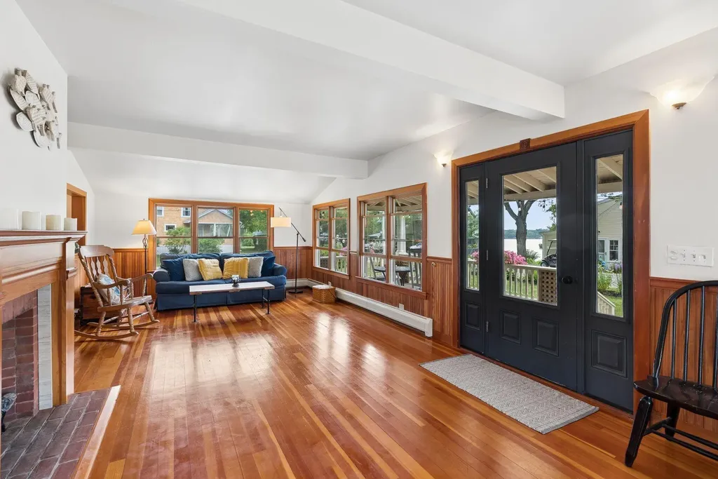137 Island Avenue Long Island ME 04050