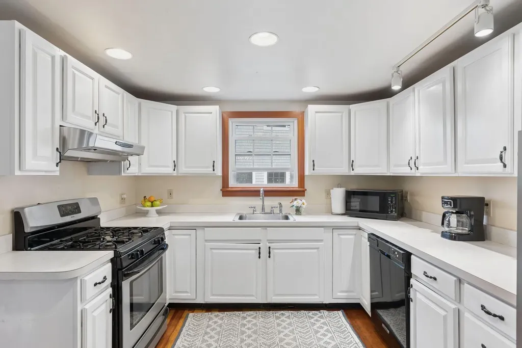 137 Island Avenue Long Island ME 04050