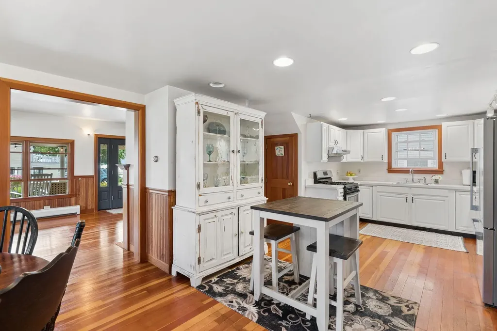 137 Island Avenue Long Island ME 04050