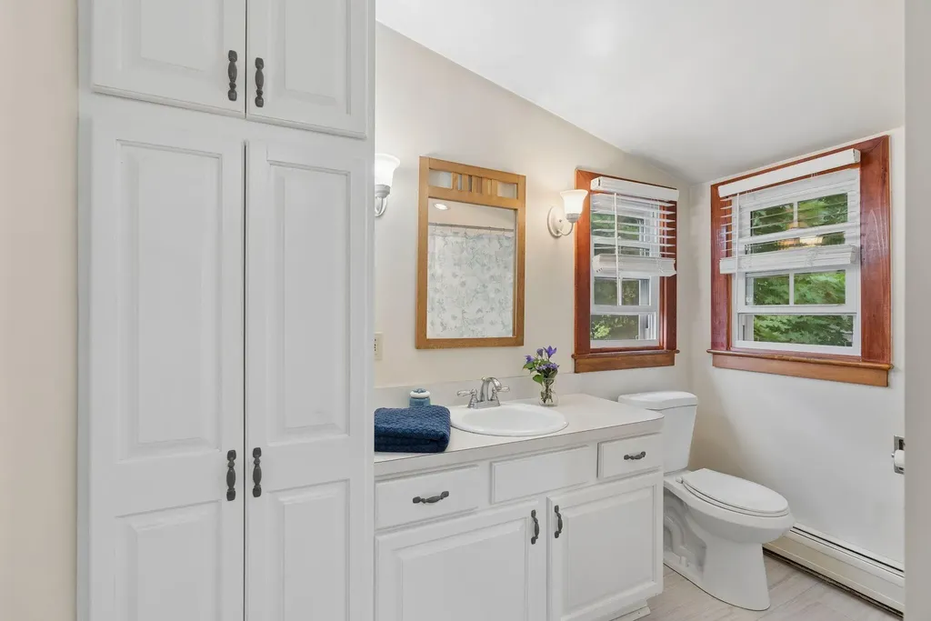 137 Island Avenue Long Island ME 04050