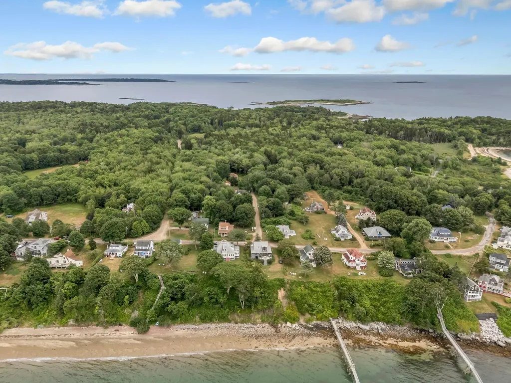 137 Island Avenue Long Island ME 04050