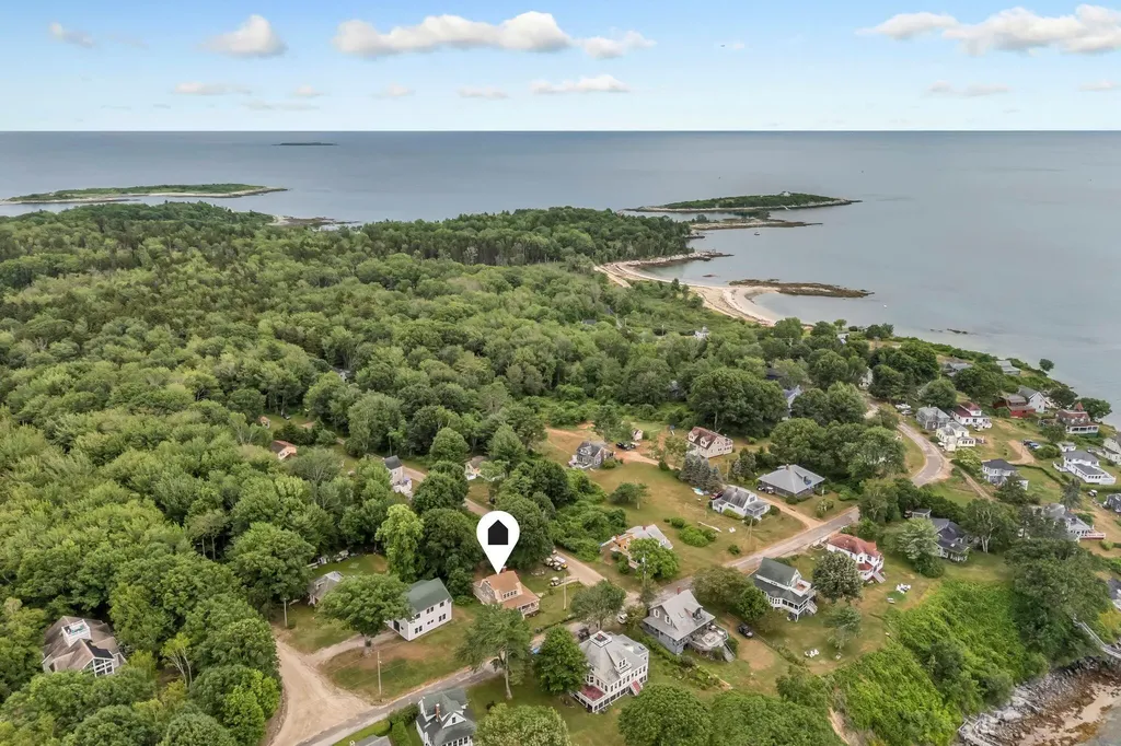 137 Island Avenue Long Island ME 04050
