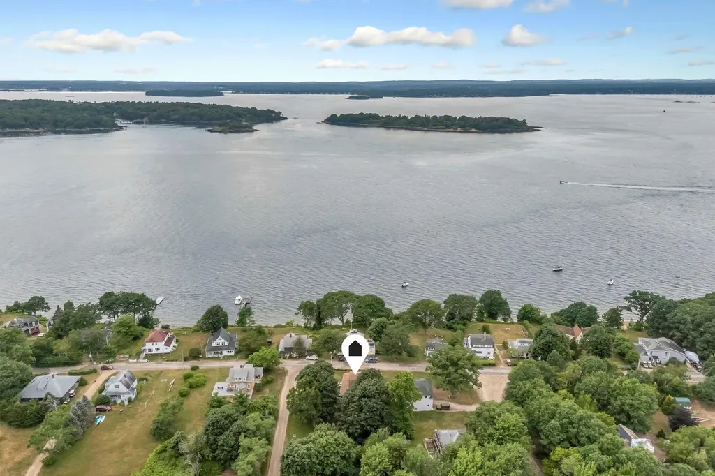 137 Island Avenue Long Island ME 04050