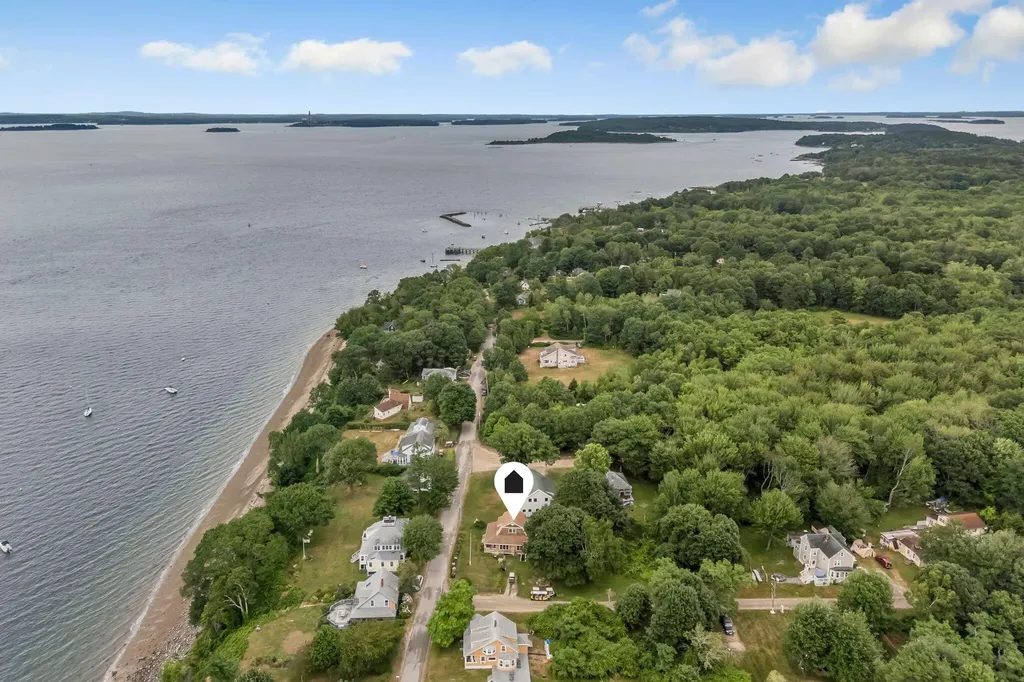 137 Island Avenue Long Island ME 04050