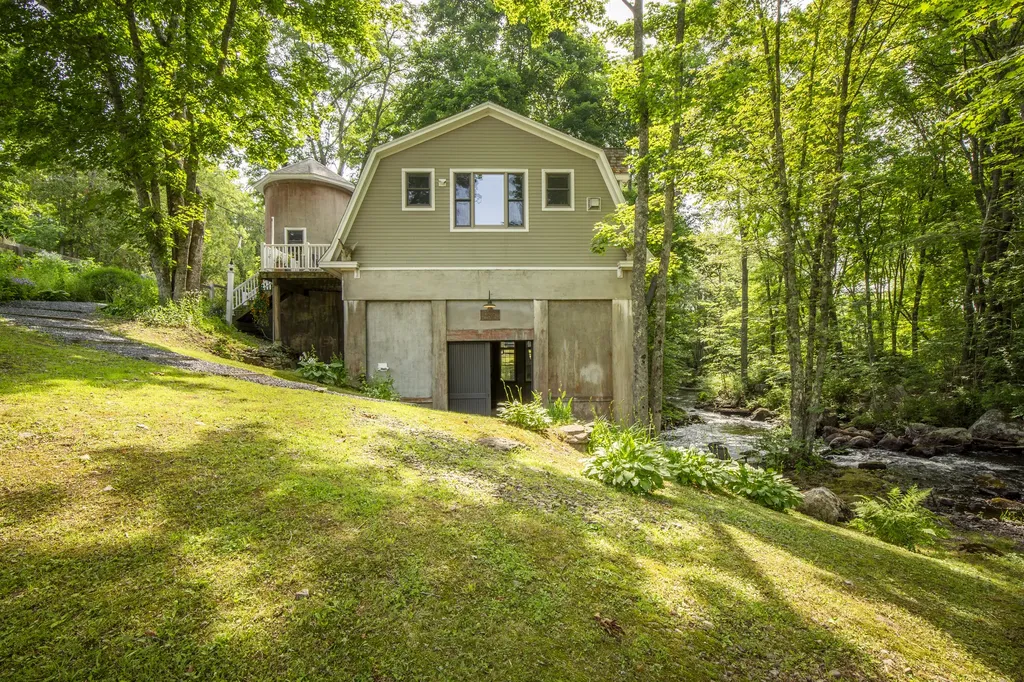 13 Upper Round Pond Road Bristol ME 04539