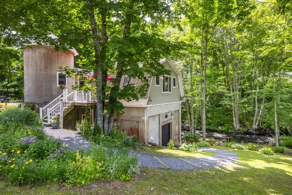 13 Upper Round Pond Road Bristol ME 04539