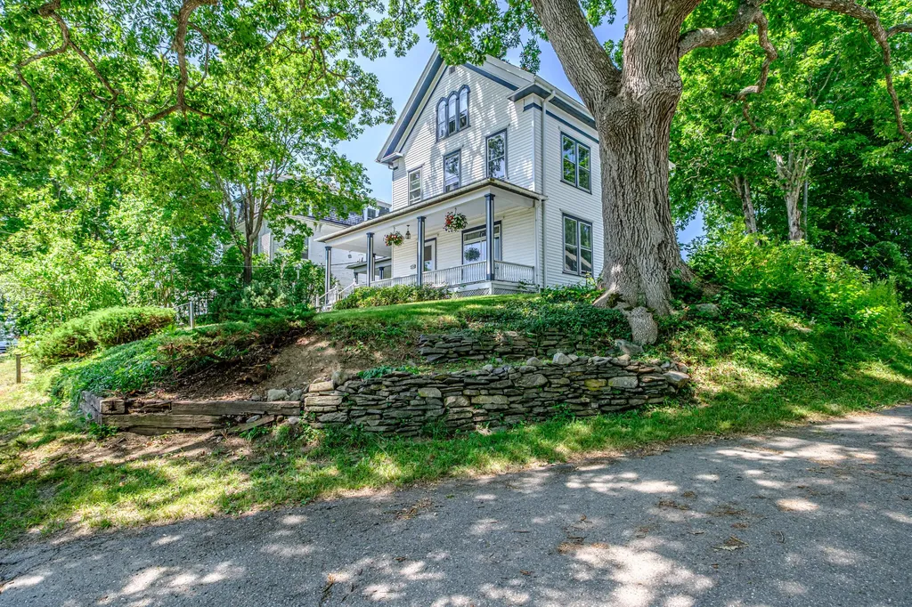 28 Glidden Street Newcastle ME 04553