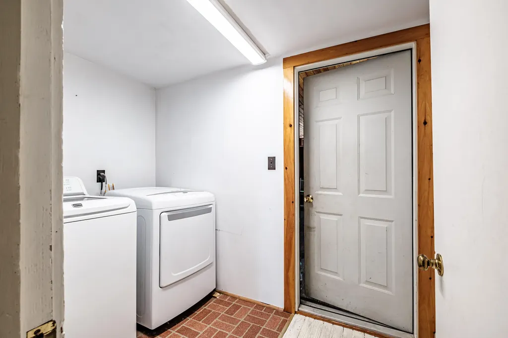 28 Glidden Street Newcastle ME 04553