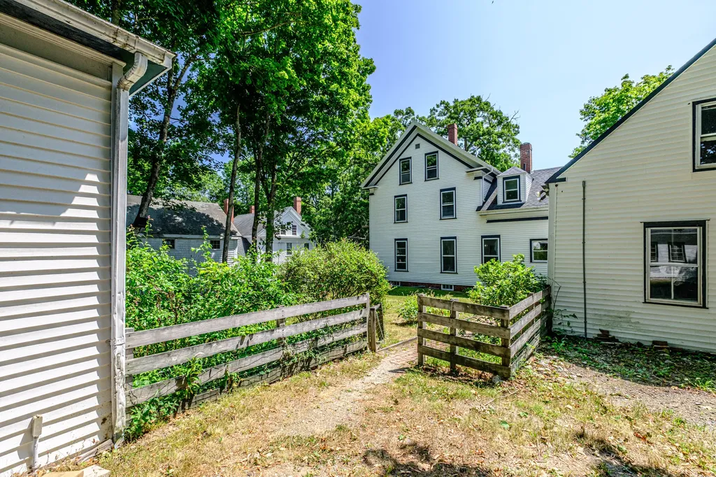 28 Glidden Street Newcastle ME 04553