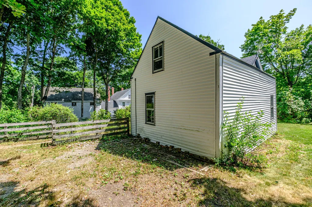 28 Glidden Street Newcastle ME 04553