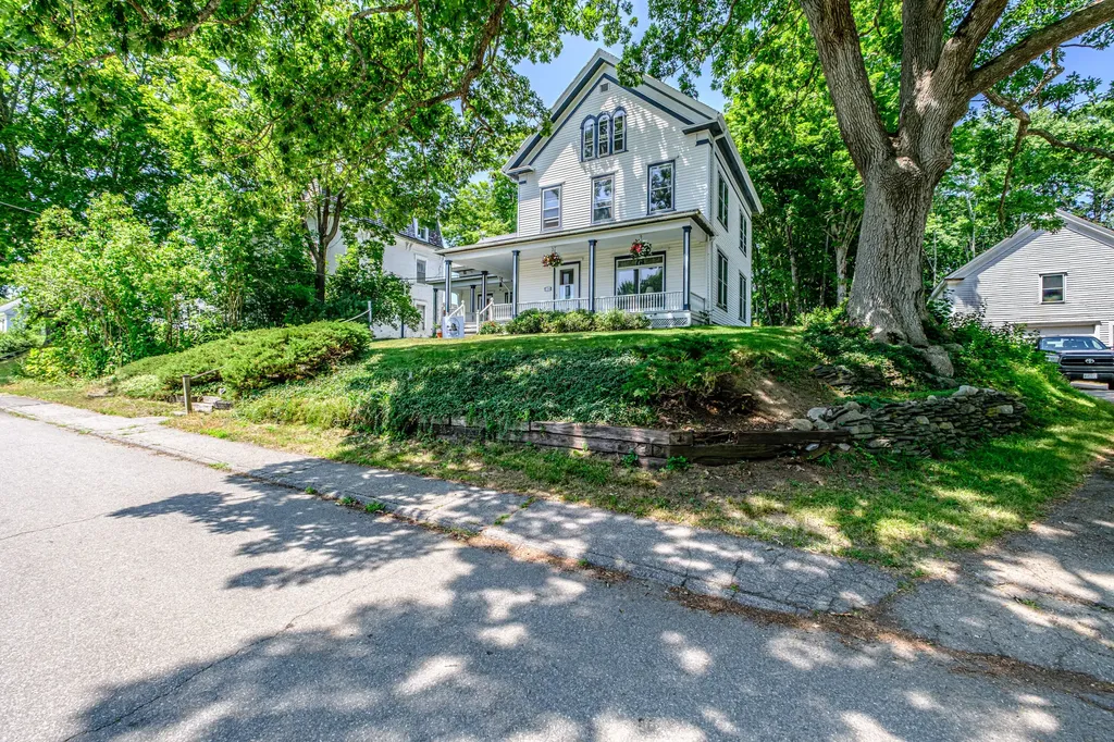 28 Glidden Street Newcastle ME 04553