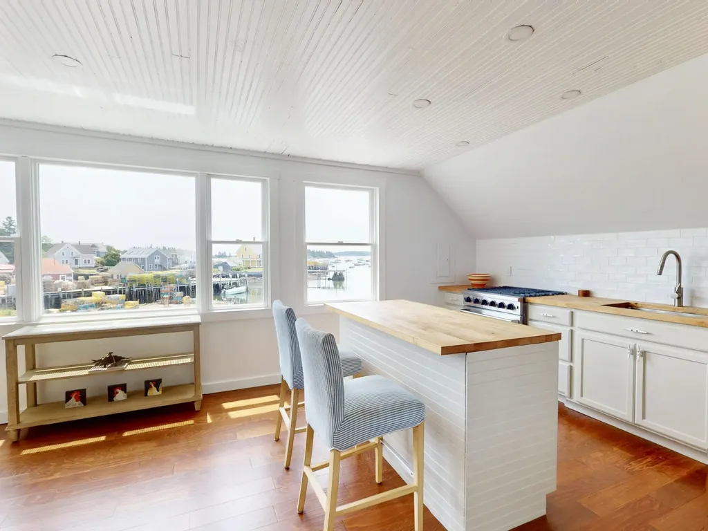 49 Main Vinalhaven ME 04863