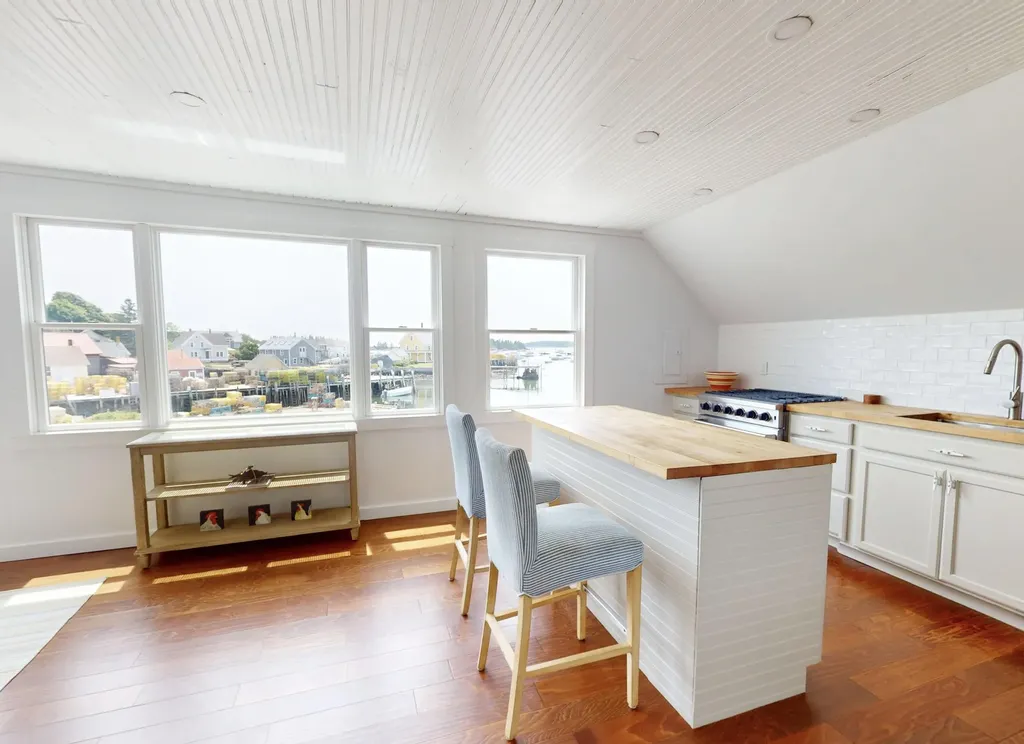 49 Main Vinalhaven ME 04863
