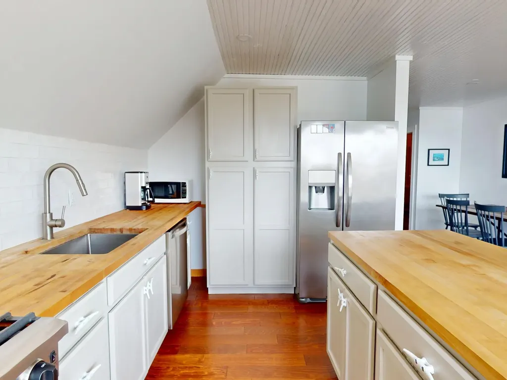 49 Main Vinalhaven ME 04863