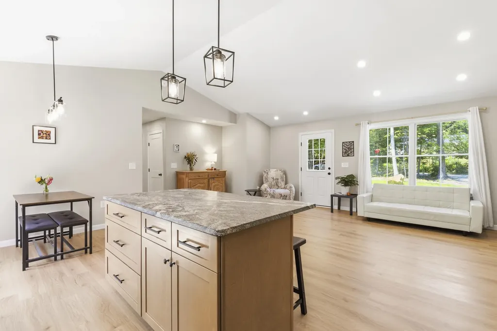 193 Dunton Road Naples ME 04055